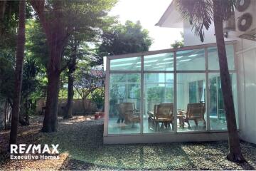 A homey house for rent with a swimming pool in Pattanakarn.