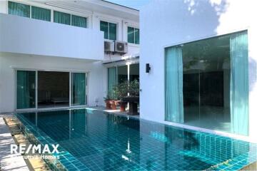 A homey house for rent with a swimming pool in Pattanakarn.
