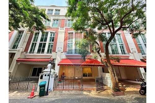 Hot Deal! Beautiful pet friendly townhouse in ThongLor.