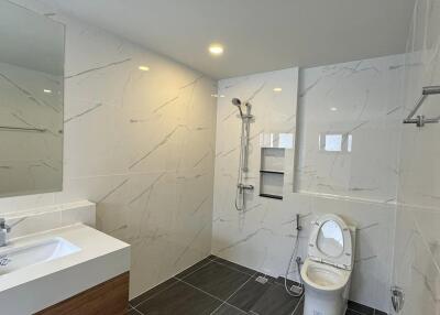 Modern bathroom with wall-mounted toilet and vanity