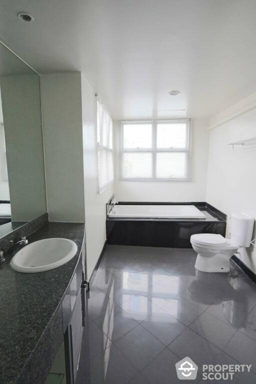 3-BR Apt. near BTS Surasak