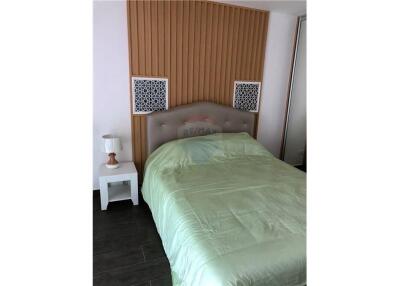 1 Duplex Bedroom near BTS Ekkamai for Rent