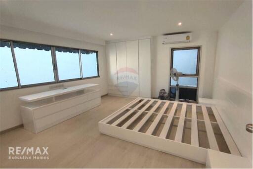 2 Spacious bedroom for rent close to BTS Saladaeng