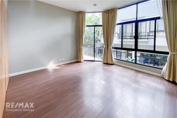 Luxurious 3 Bedroom Detached House with Pool Access in Thonglor