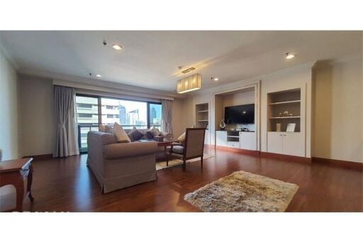 Classic Style Pet-Friendly Condo with Shuttle Service in Asoke