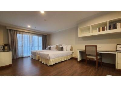 Classic Style Pet-Friendly Condo with Shuttle Service in Asoke