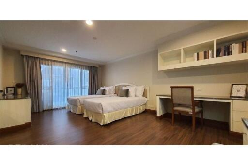 Classic Style Pet-Friendly Condo with Shuttle Service in Asoke