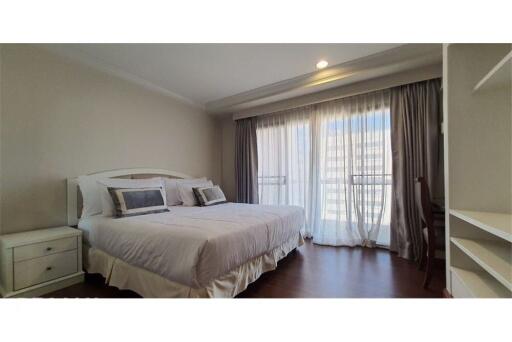 Classic Style Pet-Friendly Condo with Shuttle Service in Asoke