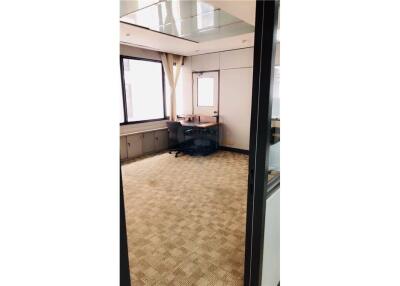 225 sqm office space for rent, high floor Suk 19
