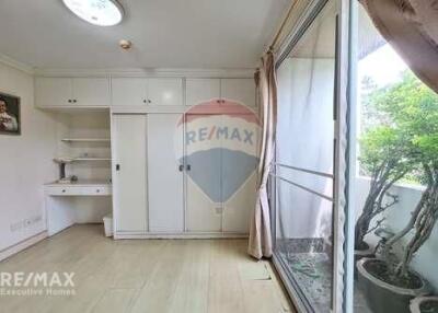 Pet-Friendly 4-Balcony Condo in Phromphong with Homey Vibes