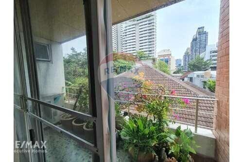 Pet-Friendly 4-Balcony Condo in Phromphong with Homey Vibes