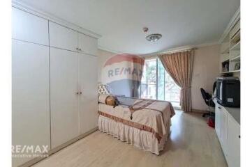 Pet-Friendly 4-Balcony Condo in Phromphong with Homey Vibes
