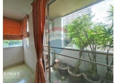 Pet-Friendly 4-Balcony Condo in Phromphong with Homey Vibes