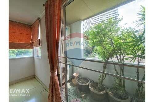 Pet-Friendly 4-Balcony Condo in Phromphong with Homey Vibes