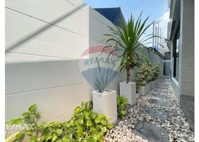 Spacious 4 Bedroom Townhouse with BTS Ekkamai Proximity