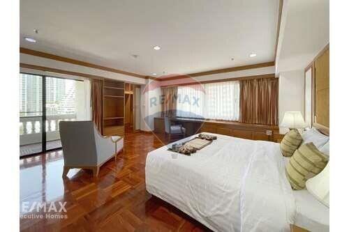 Luxurious 4-Bedroom Condo with Incredible Facilities in Phrom Phong