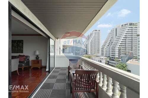 Luxurious 4-Bedroom Condo with Incredible Facilities in Phrom Phong