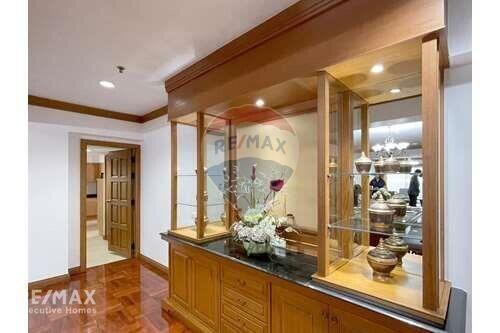 Luxurious 4-Bedroom Condo with Incredible Facilities in Phrom Phong