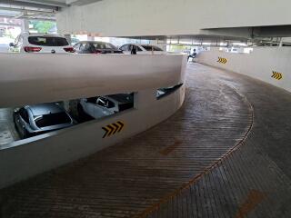 Spiral driveway in a multi-level parking garage