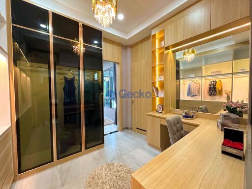 6 Bedrooms House in 98 Lake Ville Mabprachan East Pattaya H011529