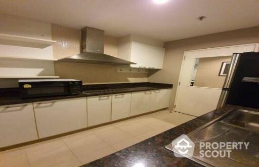 2-BR Condo at Baan Siri 24 near BTS Phrom Phong (ID 410399)