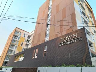 Exterior view of Town Sukhumvit 71 building with clear skies at twilight