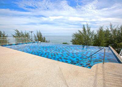 Oceanfront infinity swimming pool with clear skies