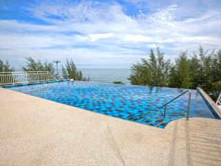 Oceanfront infinity swimming pool with clear skies