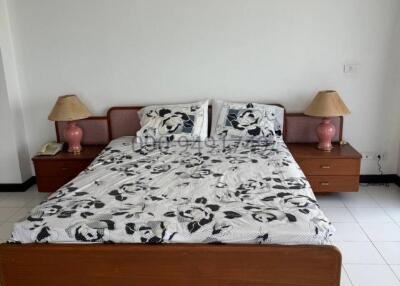 Spacious bedroom with double bed and coordinated bedside lamps
