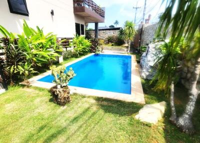 2-Storey house with beautiful garden and private pool