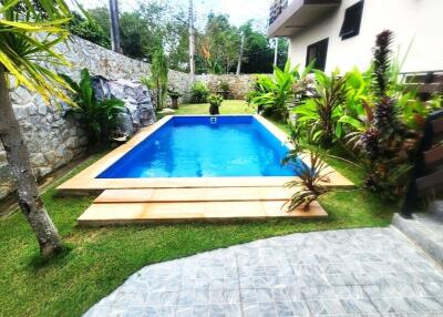 2-Storey house with beautiful garden and private pool