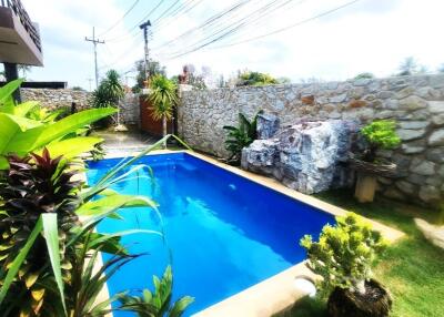 2-Storey house with beautiful garden and private pool