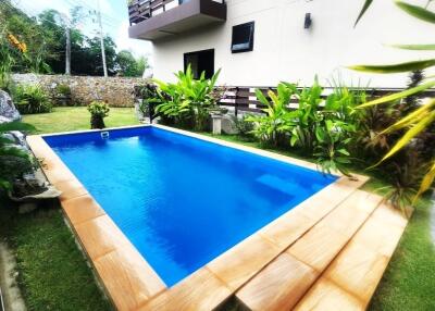 บ้าน 2 ชั้นพร้อมสวนสวยและสระว่ายน้ำส่วนตัว