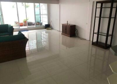 2 Bedroom Townhouse in Sathorn For Rent And Sale