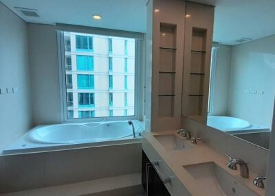 The Park Chidlom  3 Bedroom For Rent in Soi Somkid