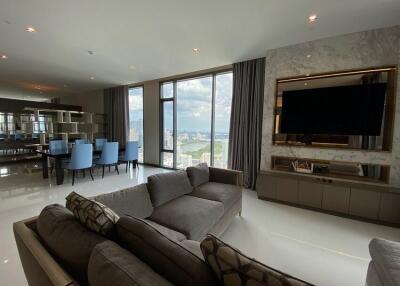 Q Sukhumvit  3 Bedroom Luxury Condo in Nana