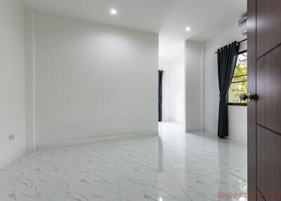 3 Bed House For Sale In East Pattaya - Pattaya Land & House