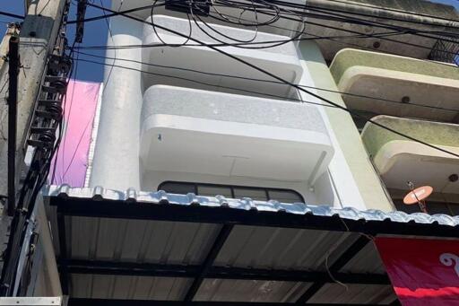 5-storey commercial building rental Next to the moat of Chiang Mai