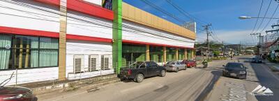 3 Story Commercial Building With Parking In Prime Location 4 Min From Airport Plaza And The Moat