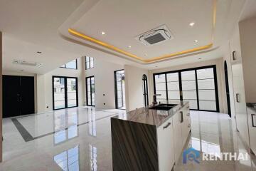 Modern Luxury Home in Pattaya, close to top 3 International schools