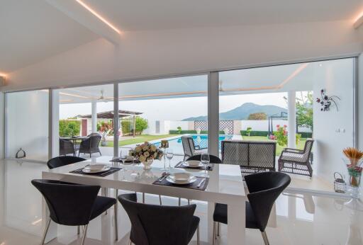 Modern dining room with open view to the garden