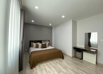 Modern 4 Bedroom Villa In Rachawadee Villa For Rent