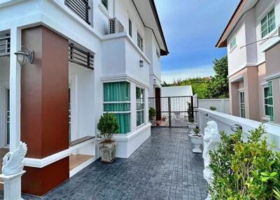 Modern 3 Bedroom Villa In Sirisa12 Pattaya For Sale