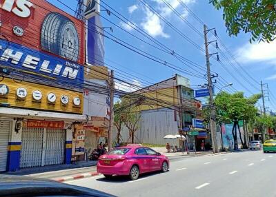 Commercial building in Phra Khanong