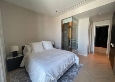 Spacious bedroom with en-suite and hardwood floors