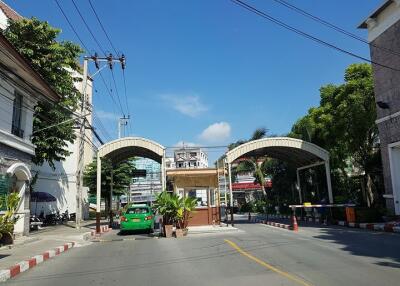 Baan Klang Meuang British Town Srinakarin