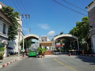 Baan Klang Meuang British Town Srinakarin