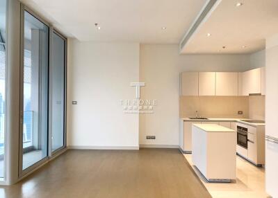 Modern kitchen with central island and hardwood floors