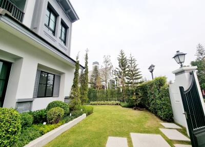 Spacious and beautifully manicured garden of a residential property