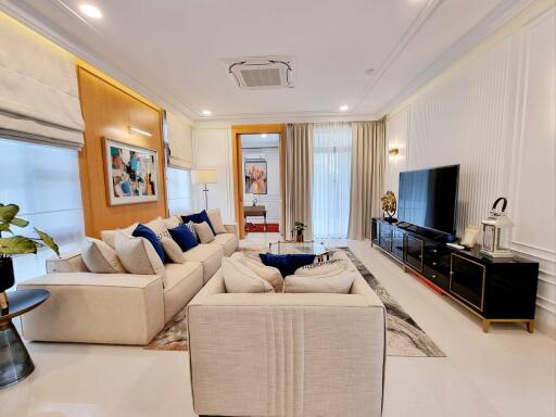 Spacious and Modern Living Room with Comfortable Seating and Natural Light